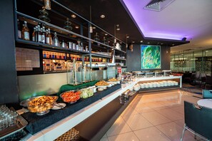 Desayuno con opciones de la cocina local incluido todos los días 