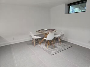 A dining area with a round table, four chairs, and a rug. - Luxury Modern Cottage | 4 Ensuite Bedrooms | Sleeps 10 | Near Lake (Sundridge)