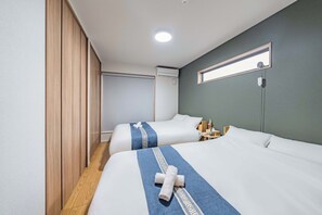 Escritorio, espacio para trabajar con laptop y wifi gratis