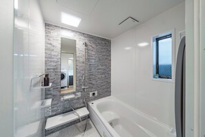 Amenidades de baño gratuitas, secadora de cabello, toallas, shampoo