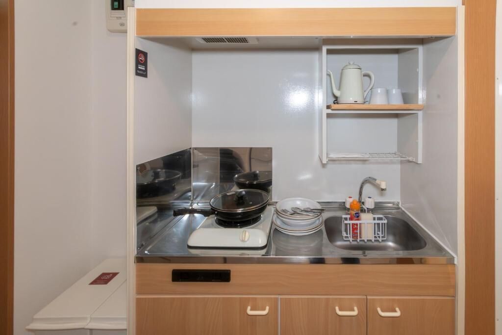 Family Room | Private kitchen | Fridge, microwave, stovetop, electric kettle