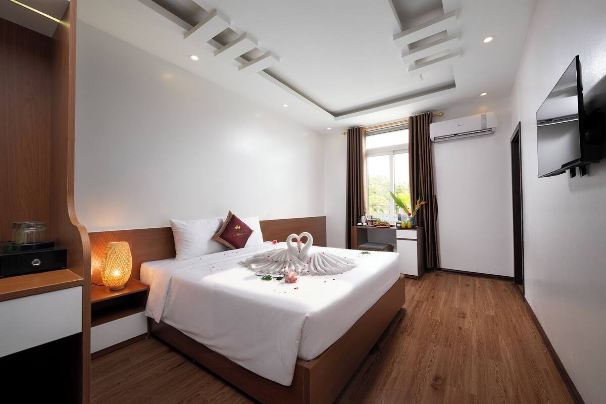Pillow-top beds, minibar, iron/ironing board, free WiFi