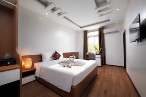 Quarto luxo, vista para o jardim | Camas com colchões pillow-top, frigobar, ferros/tábuas de passar roupa