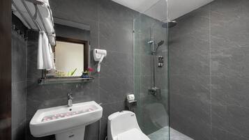 Deluxe Room, Garden View | Bathroom | Shower, free toiletries, hair dryer, toilet paper