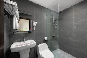 Deluxe Room, Garden View | Bathroom | Shower, free toiletries, hair dryer, toilet paper - Harmony Retreat Ninh Binh (Ninh Binh)