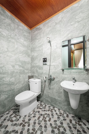 Bangalô, vista para o lago | Banheiro | Chuveiro, produtos de toalete grátis, secador de cabelo, papel higiênico