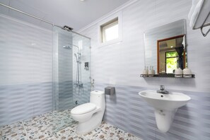 Shower, free toiletries, hair dryer, toilet paper - Harmony Retreat Ninh Binh (Ninh Binh)