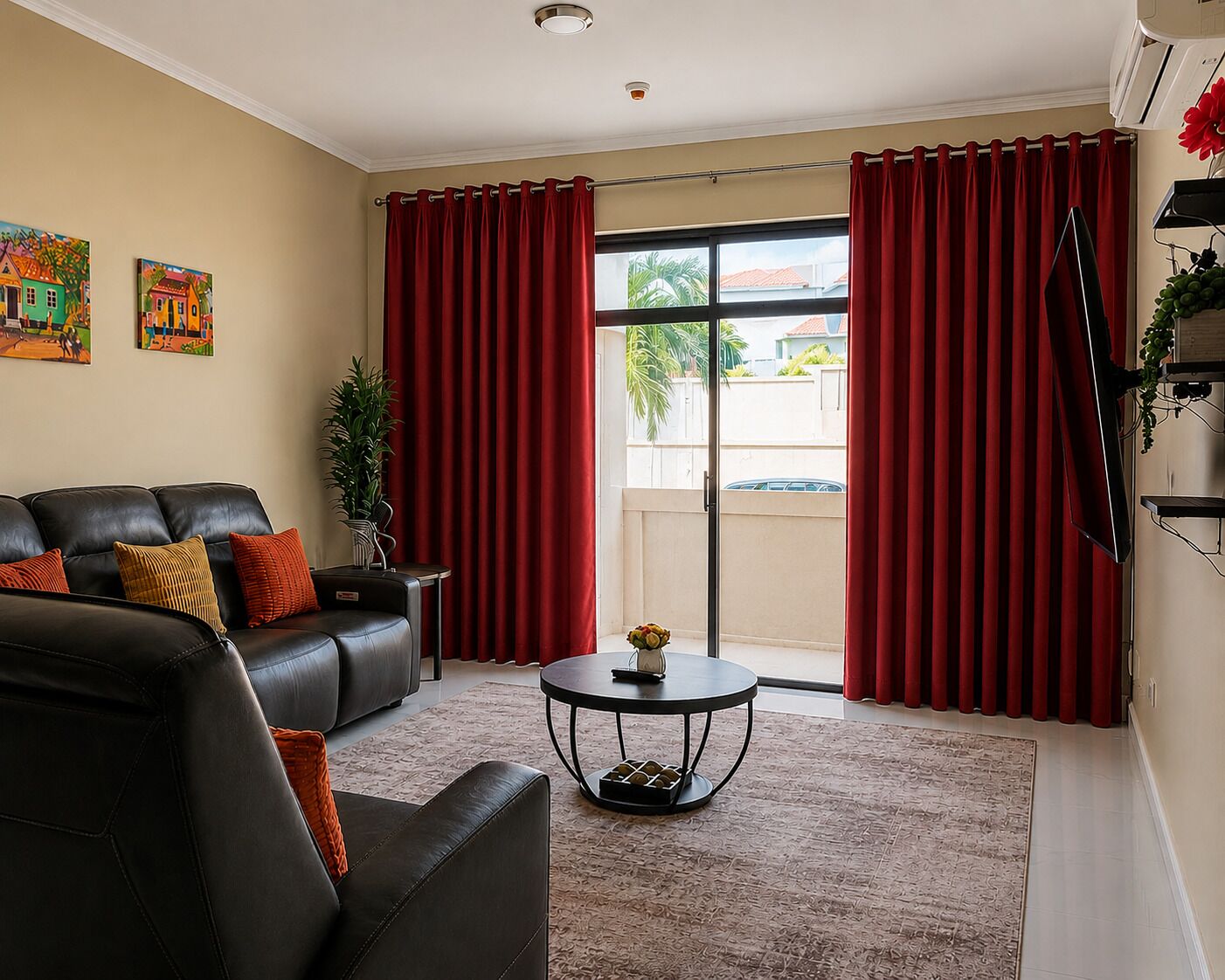 Ein Wohnzimmer mit einem schwarzen Ledersofa, roten Vorhängen, einem runden Couchtisch und einem Gemälde an der Wand.