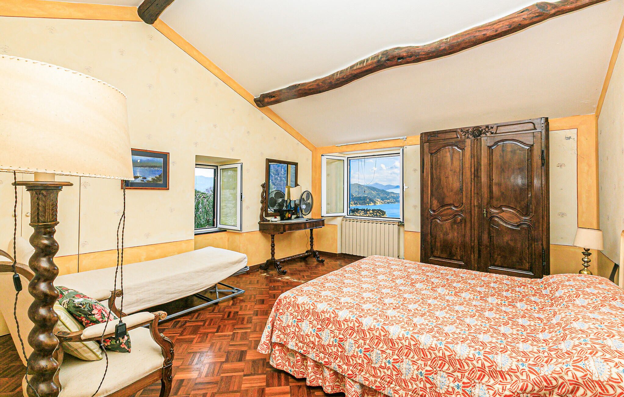 4 bedrooms, iron/ironing board, WiFi (free)
