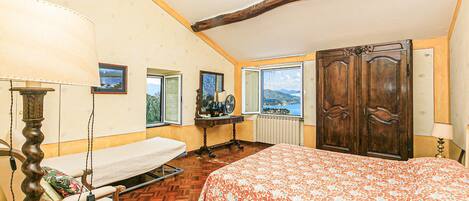 4 bedrooms, iron/ironing board, free WiFi