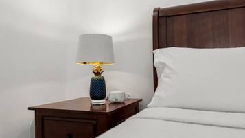 3 habitaciones, escritorio y tabla de planchar con plancha