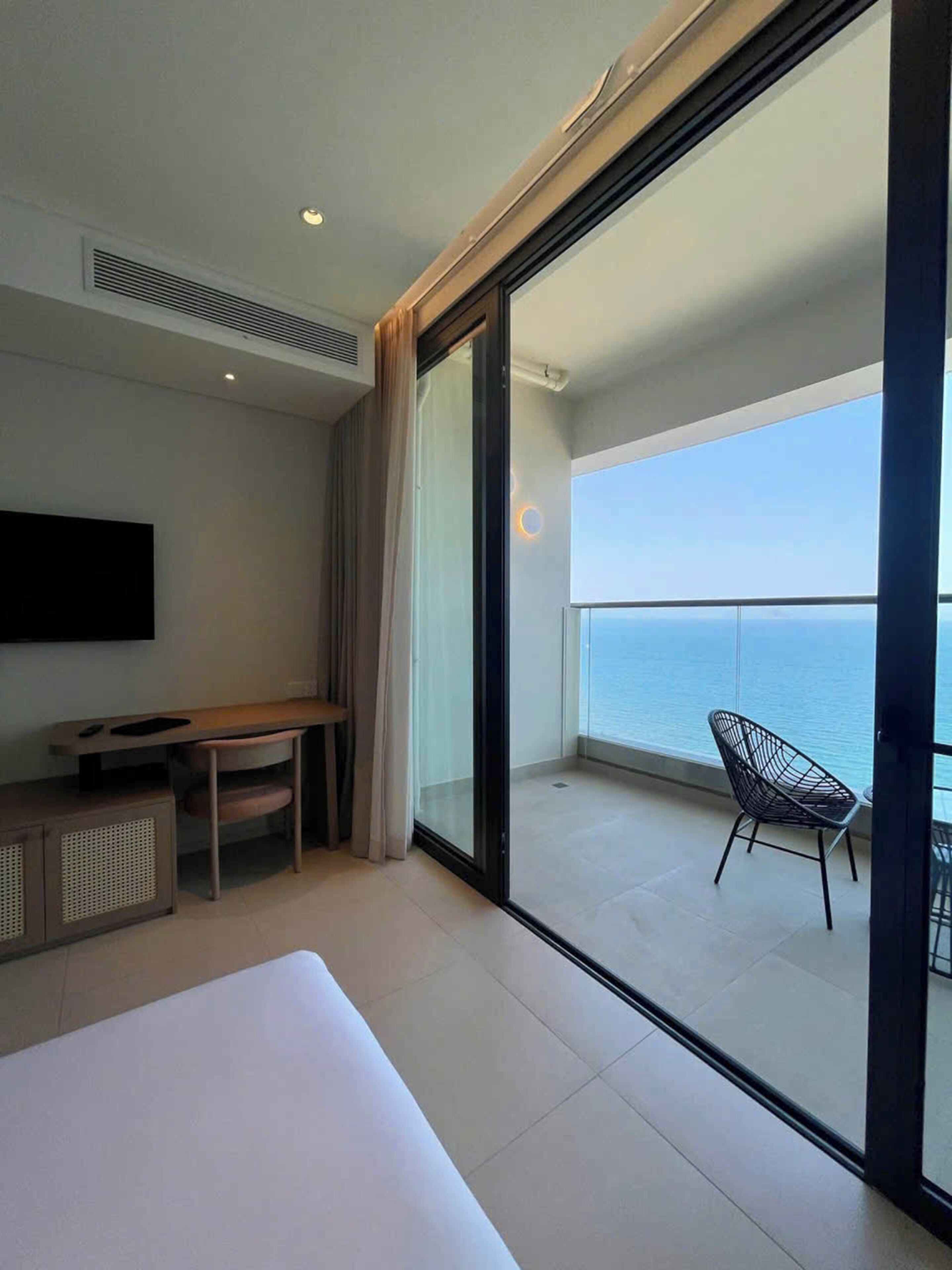 Luxury Apartment, Beach View | Desk, soundproofing, iron/ironing board, WiFi (free)
