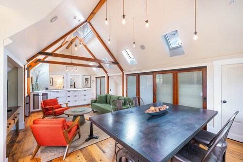 Luxury Carriage House • Historic District • Walk to Plaza • Wine Tasting