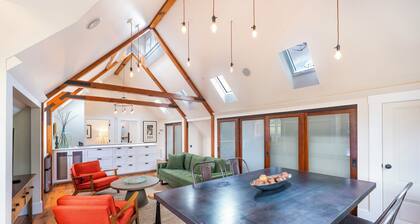 Luxury Carriage House • Historic District • Walk to Plaza • Wine Tasting