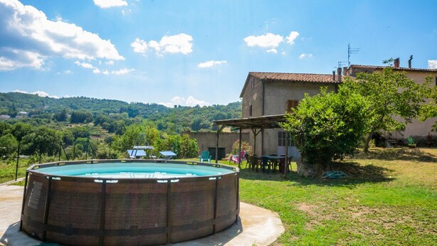 A swimming pool with a pergola, a house with a tiled roof, and a hilly landscape in the background. - Amazing home in Arcidosso (Arcidosso)
