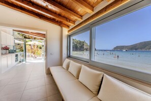 Ein modernes Interieur mit Blick auf einen Strand.