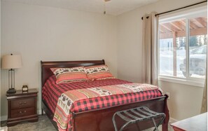 Room - Beautiful 2-bedroom cabin in charming Soldotna. Perfect for relaxing stays (Kasilof)