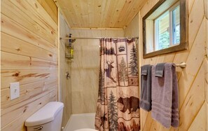 Shower, towels, soap, toilet paper - Quaint 1-bedroom cabin in Soldotna- perfect for a cozy getaway (Kasilof)