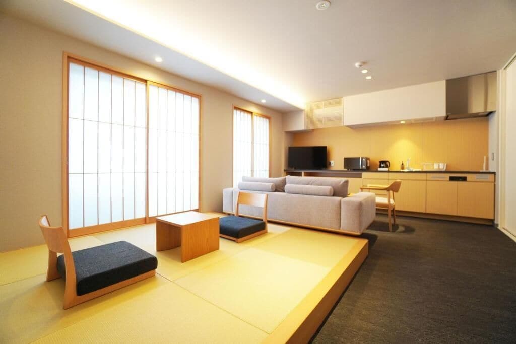 デラックス アパートメント | リビング エリア | 32 インチの薄型テレビ (デジタル放送視聴可)