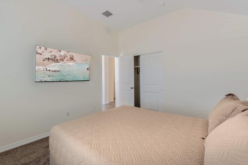 Modern 4BR 2BA Retreat  Spacious Layout King Suite