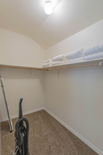 Modern 4BR 2BA Retreat  Spacious Layout King Suite