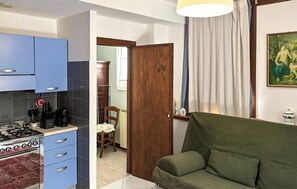 A compact living space with a kitchenette, a dining area, and a seating area. - 1 bedroom gorgeous apartment in Arquà Petrarca (Arquà Petrarca)
