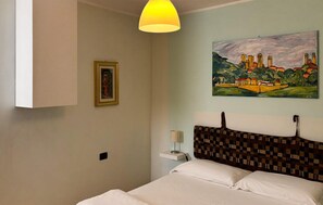 A bedroom with a bed, a painting, a lamp, and a ceiling light. - 1 bedroom gorgeous apartment in Arquà Petrarca (Arquà Petrarca)