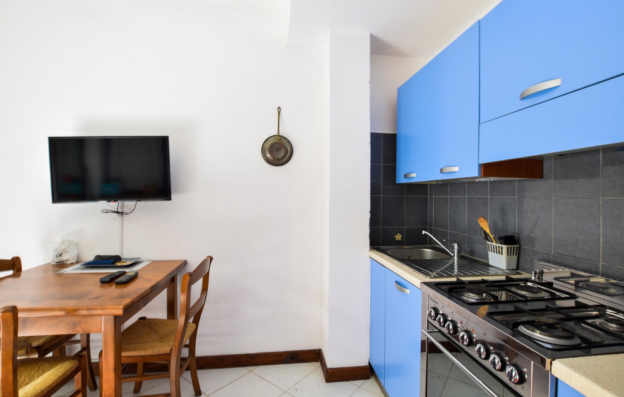 Coffee/tea maker, fridge, microwave, stovetop