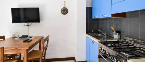 Coffee/tea maker, fridge, microwave, stovetop
