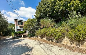 A two-story building with a visible entrance and a gravel driveway leading to it. - 1 bedroom lovely apartment in Arquà Petrarca (Arquà Petrarca)