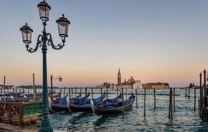 Gondolas docked at a waterfront pier with a historic building in the background. - 1 bedroom nice home in Arquà Petrarca (Arquà Petrarca)