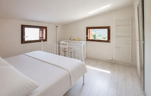 A bedroom with a bed, a desk, and two windows. - 1 bedroom nice home in Arquà Petrarca (Arquà Petrarca)