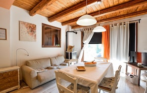 TV - 1 bedroom nice home in Arquà Petrarca (Arquà Petrarca)