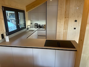 Kühlschrank, Mikrowelle, Ofen, Geschirrspüler