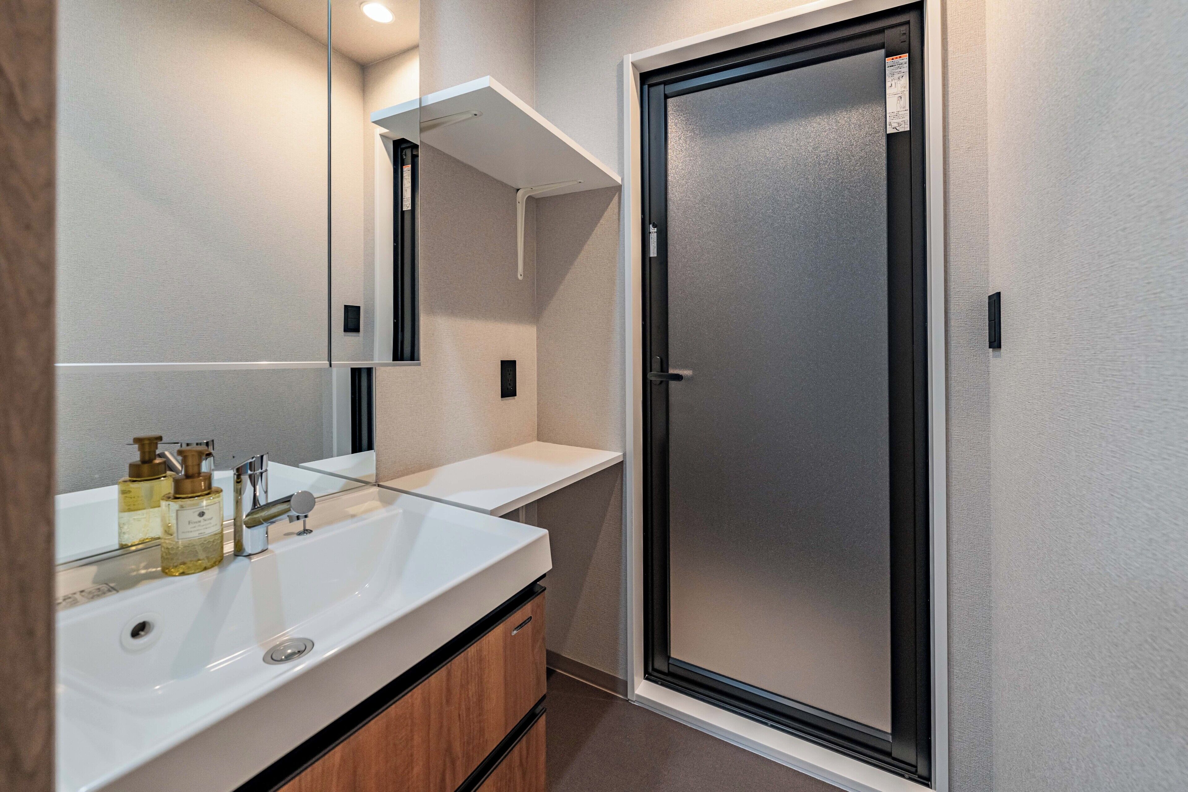 Standard Room, Non Smoking (Queen,B) | Bathroom | Shower, hair dryer, towels, shampoo