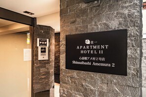 Une enseigne indiquant l’emplacement de l’hôtel Shinsaibashi Amenura 2.