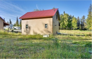 Exterior - Pleasant 2-bedroom with an upstairs loft cabin in cozy Soldotna for your getaway (Kasilof)