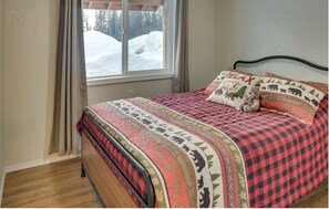 Room - Pleasant 2-bedroom with an upstairs loft cabin in cozy Soldotna for your getaway (Kasilof)