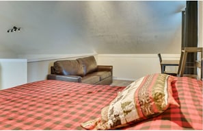 Internet, bed sheets - Pleasant 2-bedroom with an upstairs loft cabin in cozy Soldotna for your getaway (Kasilof)