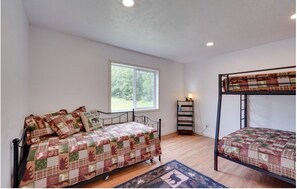 Room - Pleasant 2-bedroom with an upstairs loft cabin in cozy Soldotna for your getaway (Kasilof)