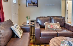 Living area - Pleasant 2-bedroom with an upstairs loft cabin in cozy Soldotna for your getaway (Kasilof)