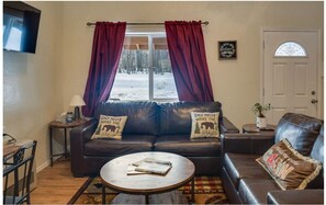 Living area - Pleasant 2-bedroom with an upstairs loft cabin in cozy Soldotna for your getaway (Kasilof)