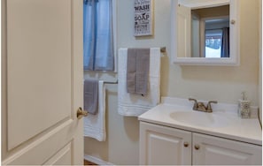 Shower, towels, soap, toilet paper - Pleasant 2-bedroom with an upstairs loft cabin in cozy Soldotna for your getaway (Kasilof)