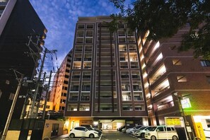 A multi-story building with a parking garage below. - View Hakata 202 (Fukuoka City Hakataku HakataekiMinami)