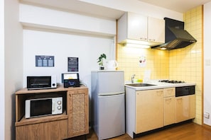 Kamar Deluks | Dapur pribadi | Lemari es, microwave, kompor, dan ketel listrik
