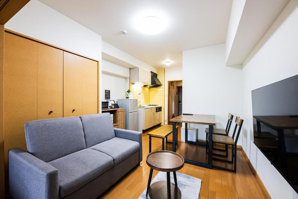Deluxe Room | Living area | 32-inch flat-screen TV with digital channels