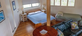 Treehouse Lakeside Studio
