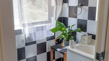 Een douche, een haardroger, handdoeken, zeep