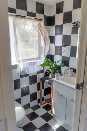 Een douche, een haardroger, handdoeken, zeep