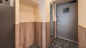 Ein schmaler Korridor mit Holzwandverkleidung und Teppichboden.